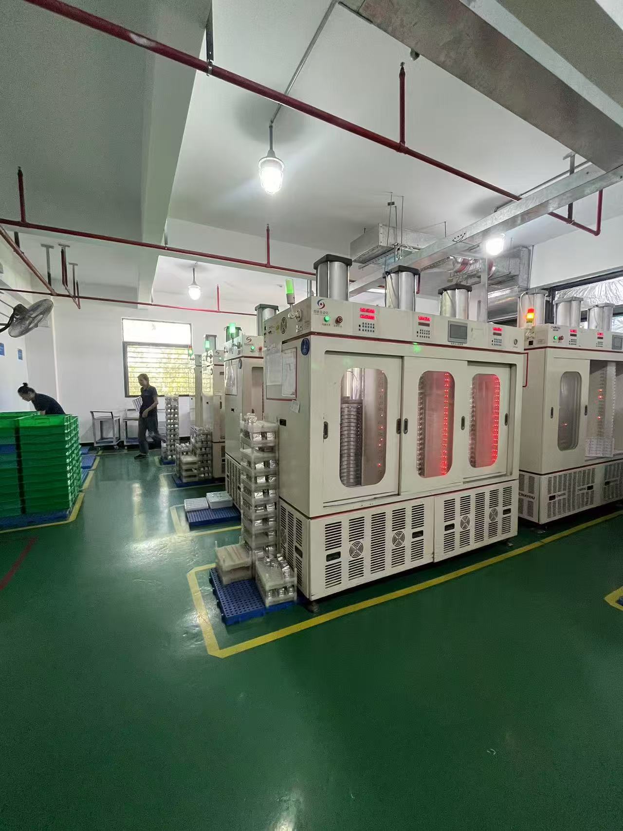 电池测试设备和检测仪器展示，技术人员正在进行电池性能测试，确保产品质量